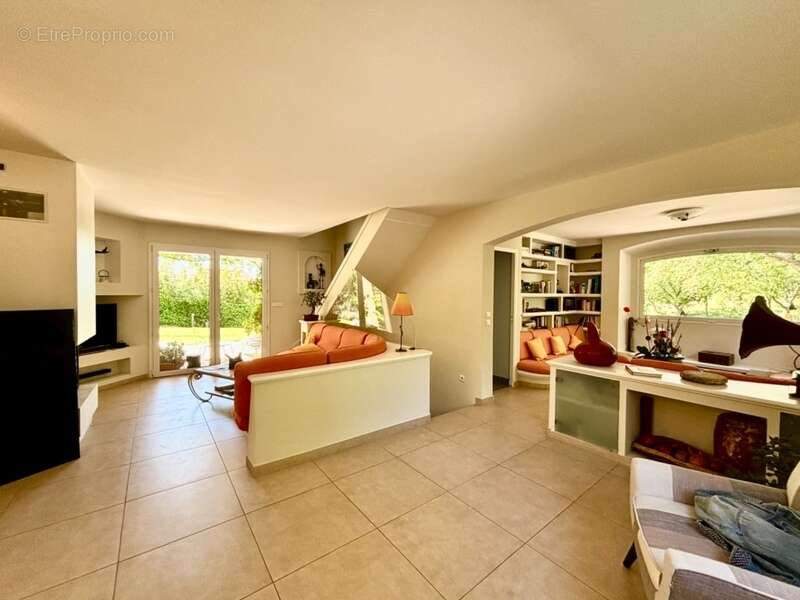 Dpt Var (83), à vendre FREJUS Tour de mare, maison P6 de 156 m² - Terrain de 1790 m² - photo 8