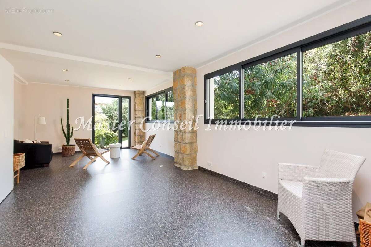 Vue Mer , Villa rénovée 280M²  contemporaine.  Parc arboré  2500M² - photo 19