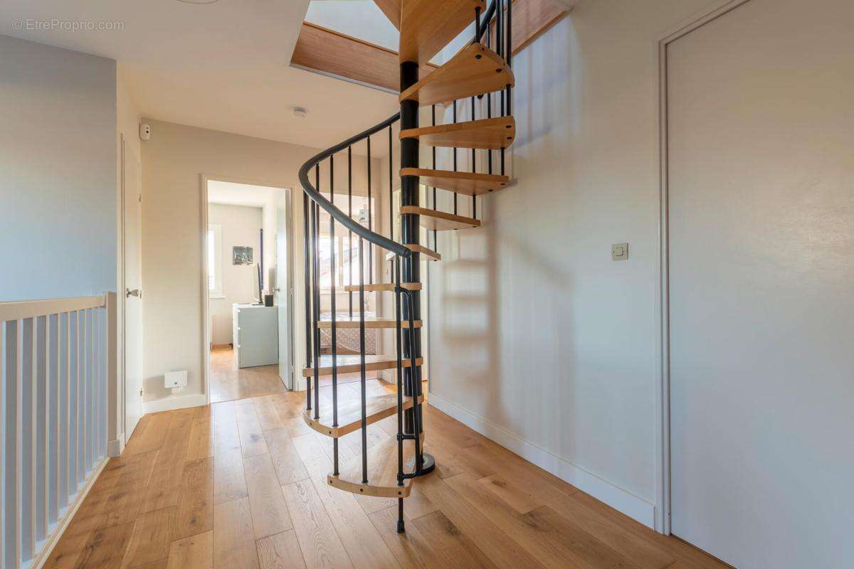 Maison 202 m² à Saint-Pavace  - photo 16