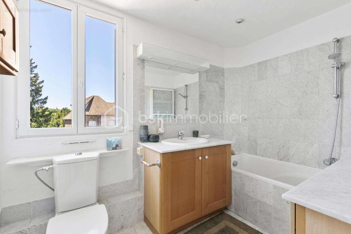 Maison à MARNES-LA-COQUETTE