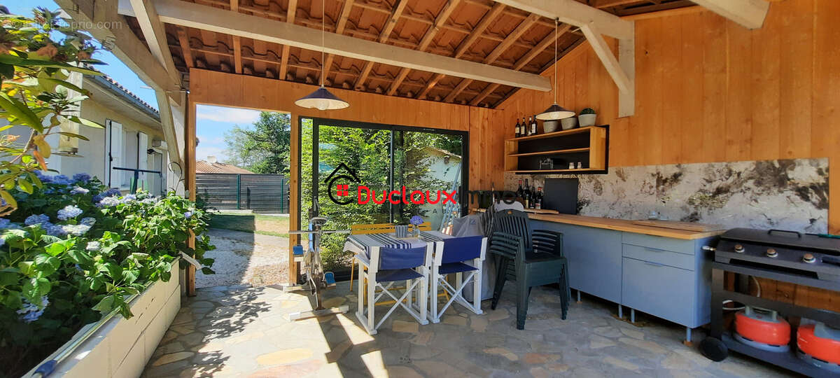 Grande maison individuelle de plain-pied avec piscine et vaste terrain arboré - photo 19