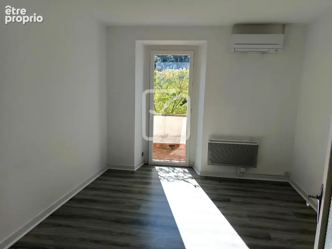 Maison 3 logements, terrasse, garage et place de parking - photo 7