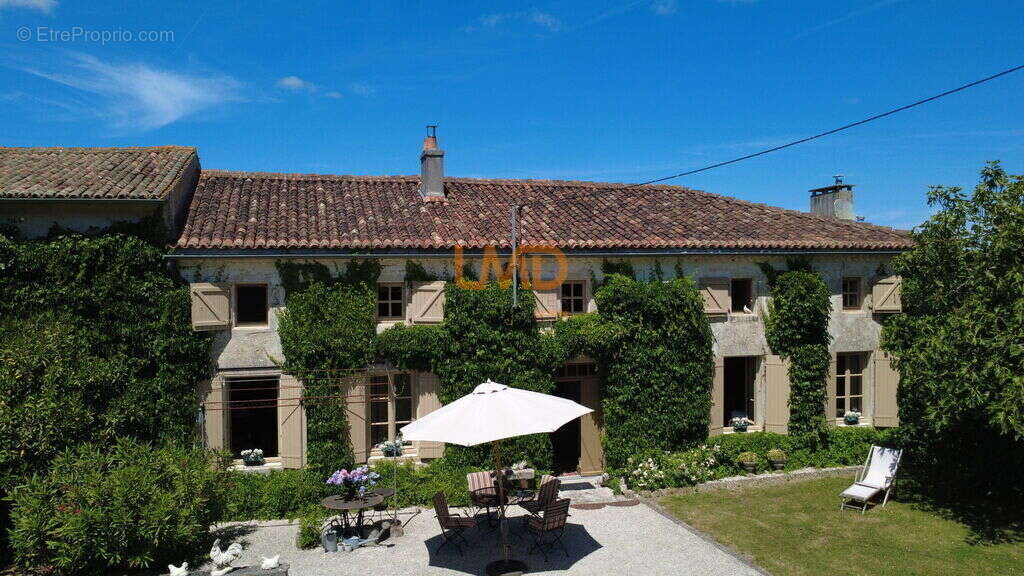 Maison de charme avec piscine et dépendances – 218 m² – (17400) - photo 21