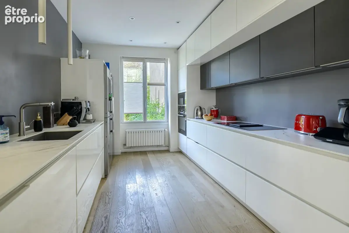 Maison très soignée de 185 m²  (215 m² au sol) entièrement rénovée en 2019 avec deux garages à proximité du quartier commerçant  - photo 6