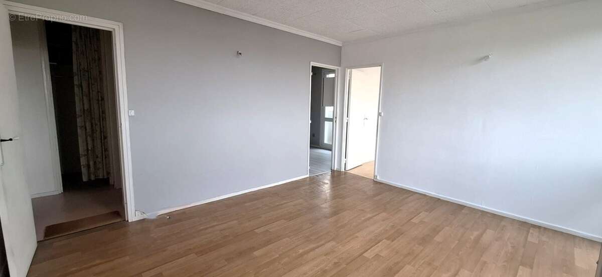Appartement 2 pièces à vendre dans résidence recherchée avec Ascenseur, Quartier Remicourt SAINT QUENTIN (02) - photo 2