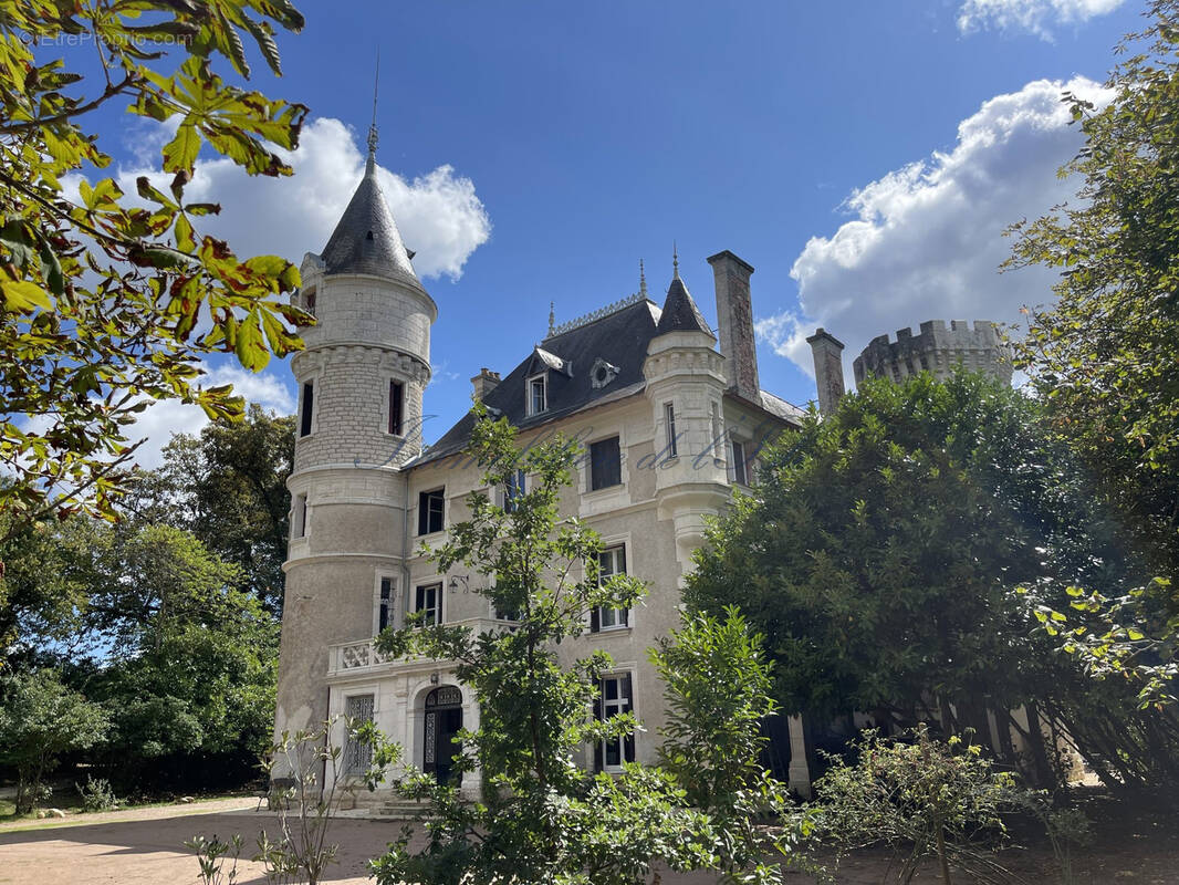 Maison à JAVERLHAC-ET-LA-CHAPELLE-SAINT-ROBERT