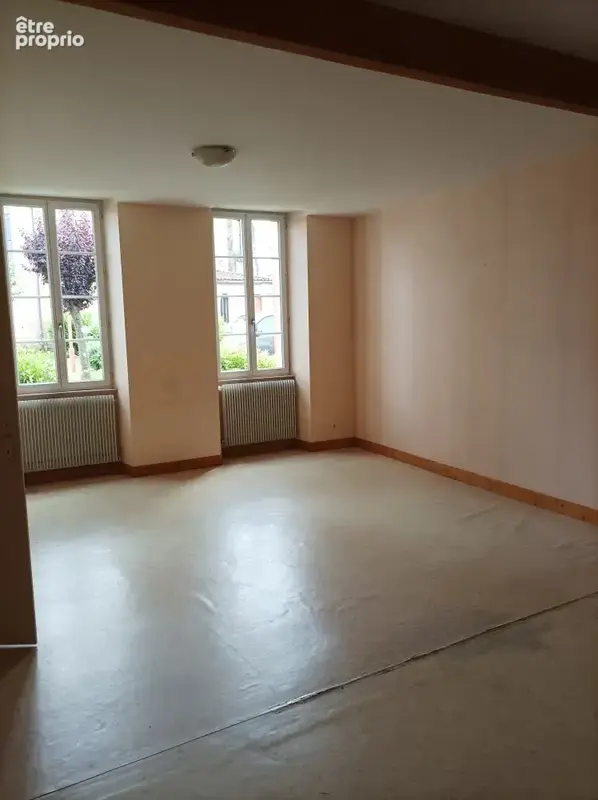 Venez découvrir cette agréable maison de village avec son jardinet équipé d'un puit - photo 4