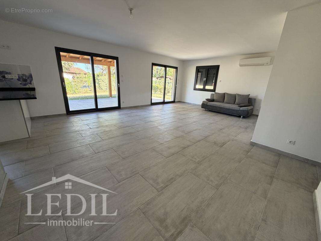 Maison récente de plain pied avec garage et jardin - photo 6