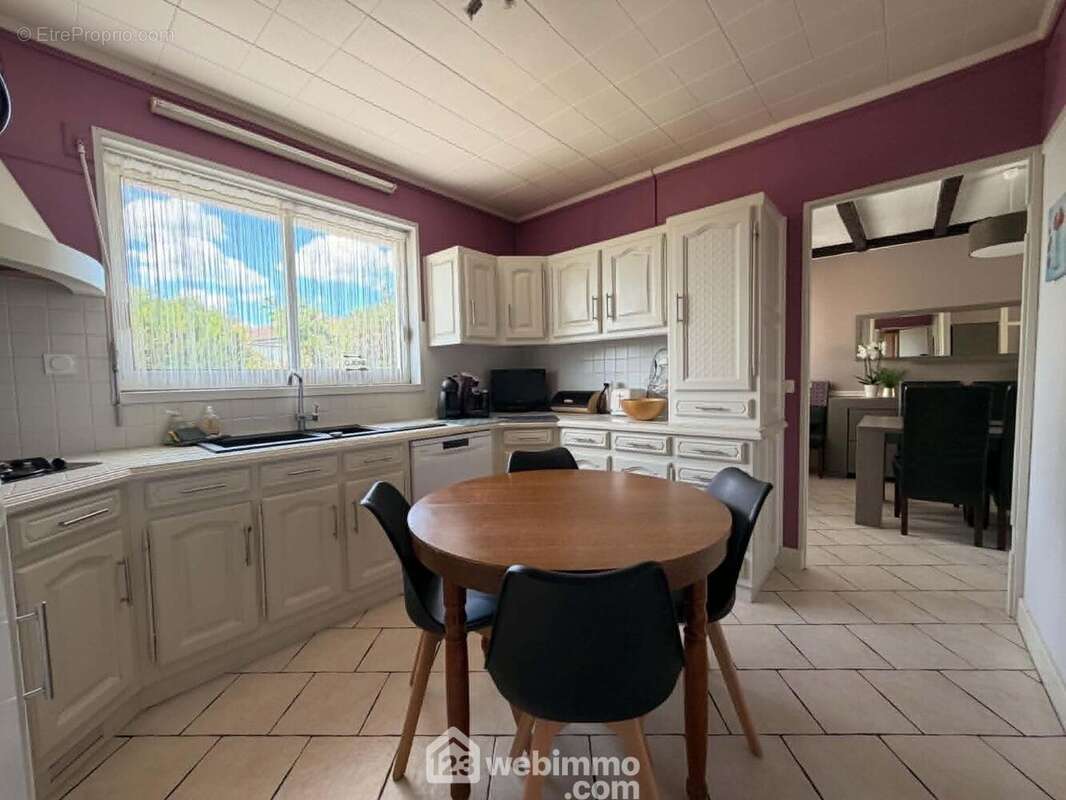 La cuisine aménagée de 11,1 m2 communique avec :