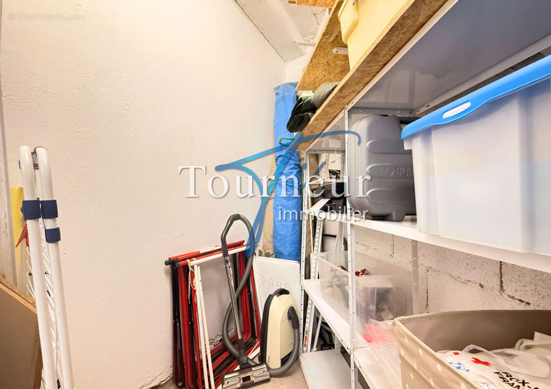 Sanary sur mer rare vente murs commerciaux de 215m2 dont garage parkings securise - photo 9