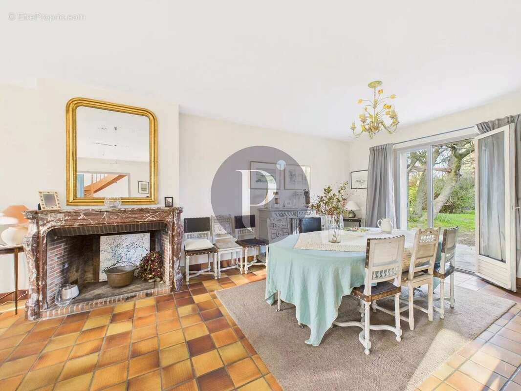 Maison à VERRIERES-LE-BUISSON