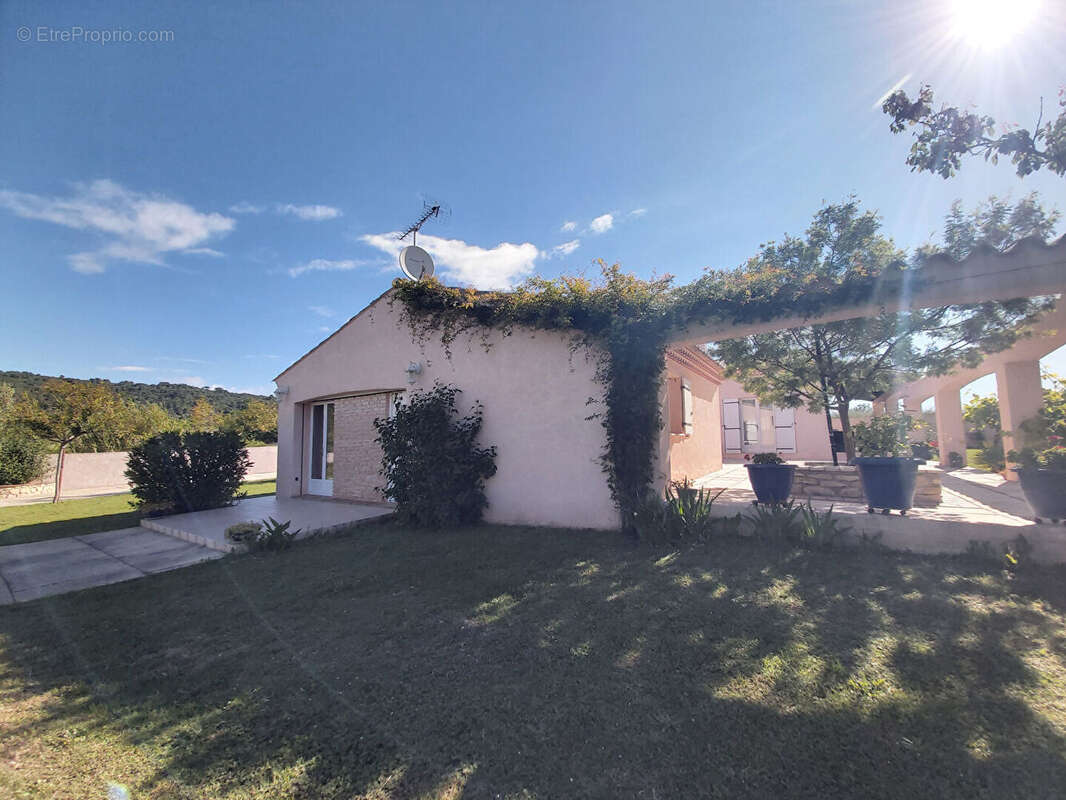 Villa familiale avec piscine et appartement indépendant à vendre à Clarensac ? 145 m² sur 2500 m² de terrain - photo 4