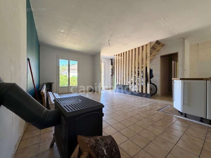 Maison de 110 m2, terrain clos et arboré 1000 m2, 4 chambres, 1 bureau, tout-à-l'égout, fibre optique, tf 615€, double vitrage p - photo 4