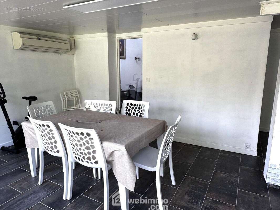 voici l'espace repas, avec accès au jardin