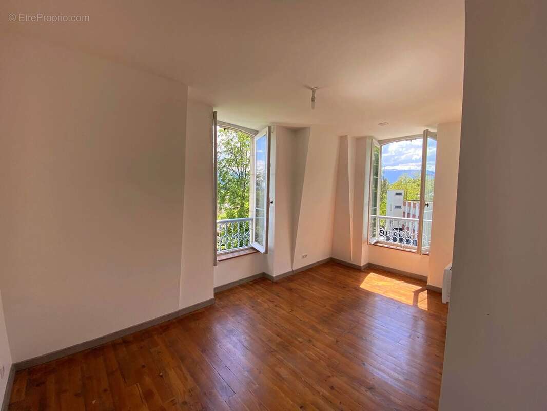 Appartement à NAY