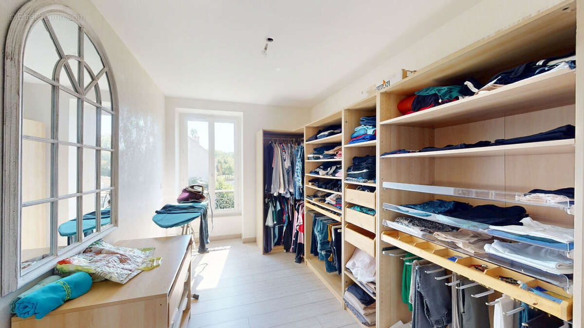 A VENDRE - Maison de maître de près de 300 m²  à 5mns de LIEUSAINT - photo 9