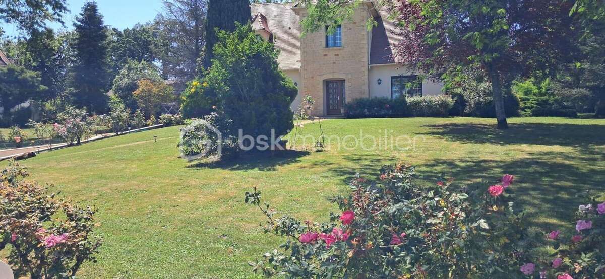 Maison à SAINT-SULPICE-DE-ROUMAGNAC