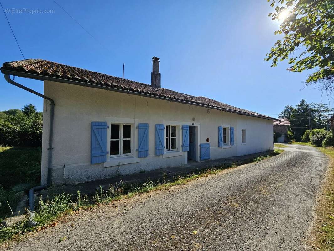 Maison à LES SALLES-LAVAUGUYON