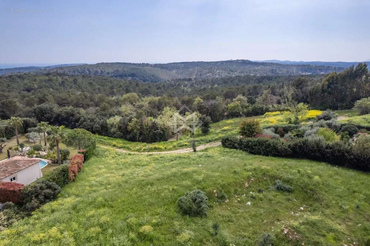 Terrain à ROQUEFORT-LES-PINS