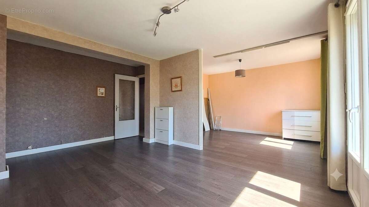 Appartement T4 - CHARNAY LES MACON - Ascenseur, balcons, place privative et cave - photo 5