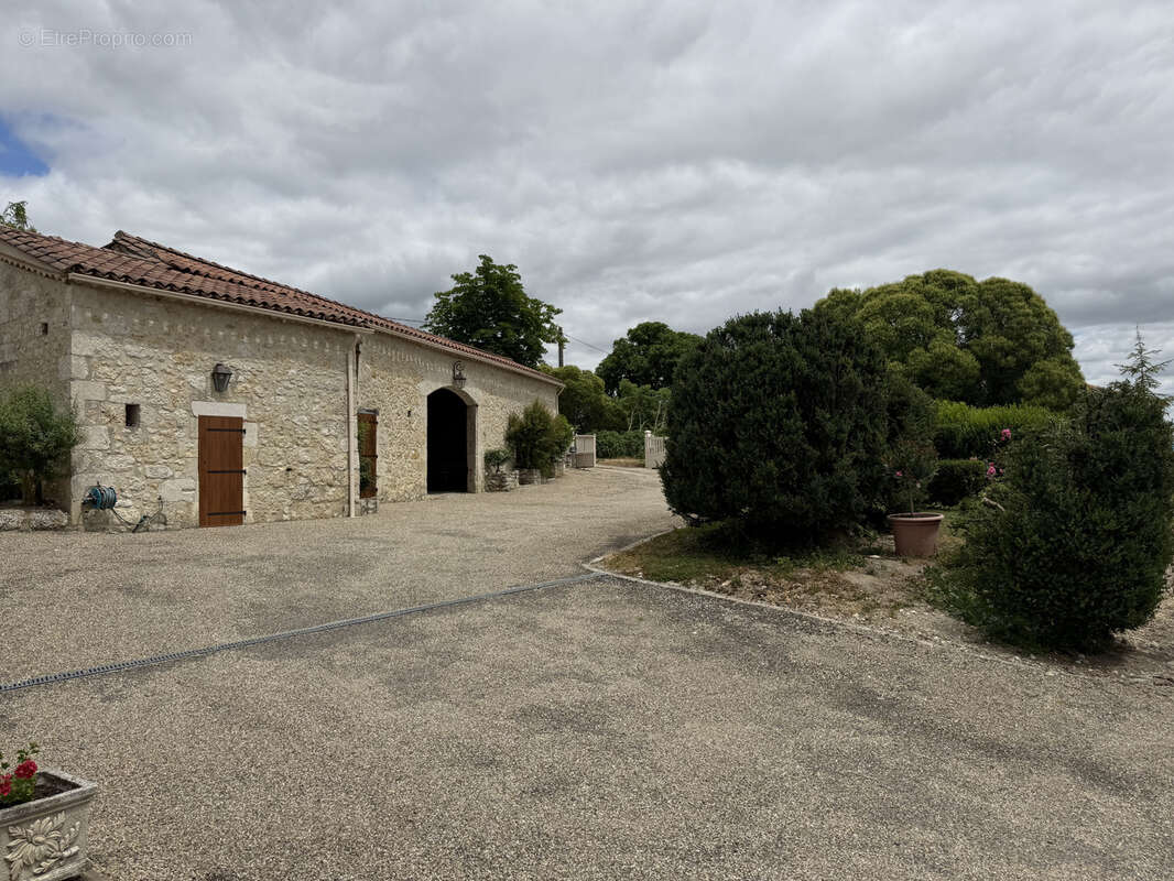 Charmante propriété de campagne avec dépendances, piscine et vue dégagée, à proximité de Condom - photo 16