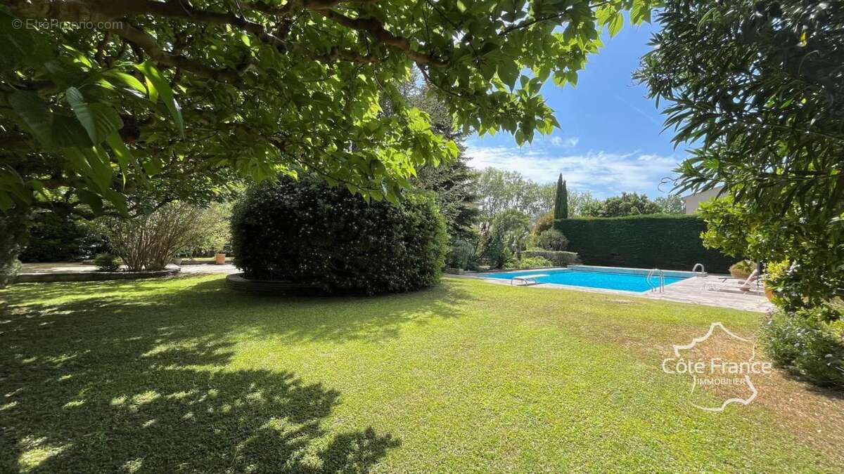 Hôtel particulier du XIXe siècle sur un parc de 4200m2 - photo 3