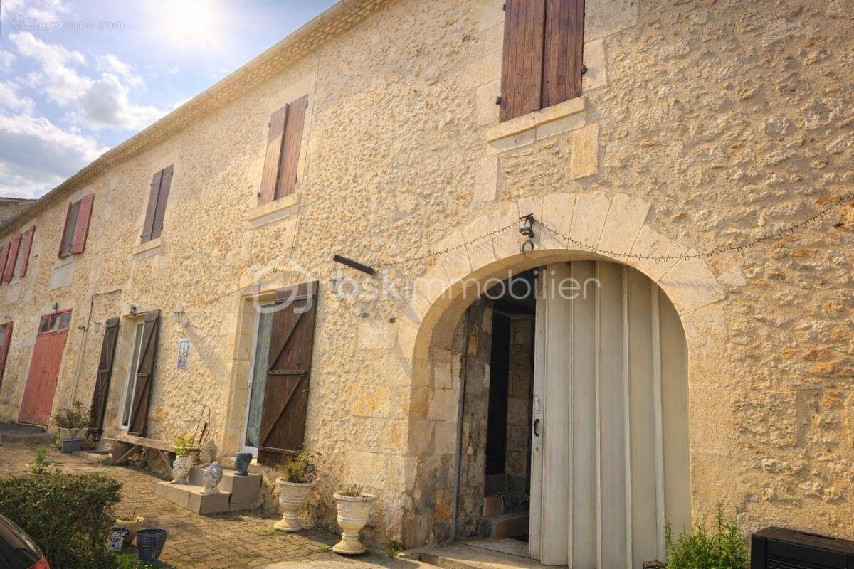 Maison à DOUVILLE