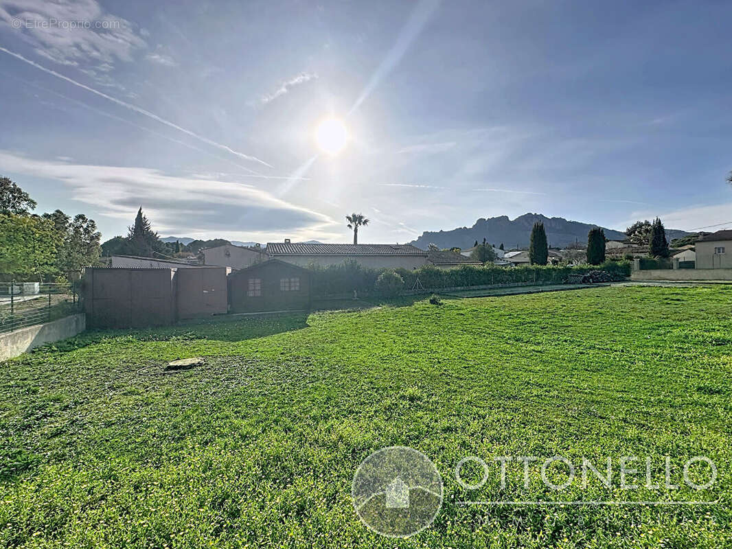 Terrain à ROQUEBRUNE-SUR-ARGENS