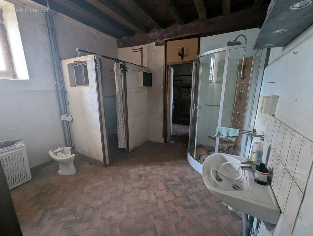 Grande maison de bourg à rénover ! - photo 8