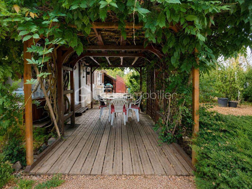 Maison avec véranda sur terrain constructible de 1216m2 - photo 6