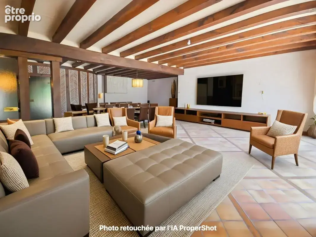  Un cadre de vie privilégié Édifiée sur un terrain de plus de 6 780 m², entièrement clos et paysager, cette propriété vous garan - photo 5