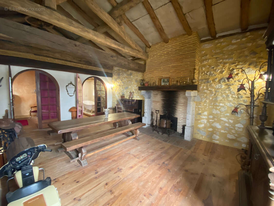 MAISON PIERRE DU 18ème  de 215 m2 sur 2 niveaux - photo 3