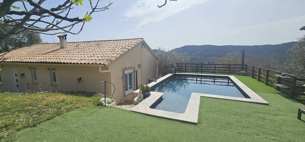 Maison à BAGNOLS-EN-FORET