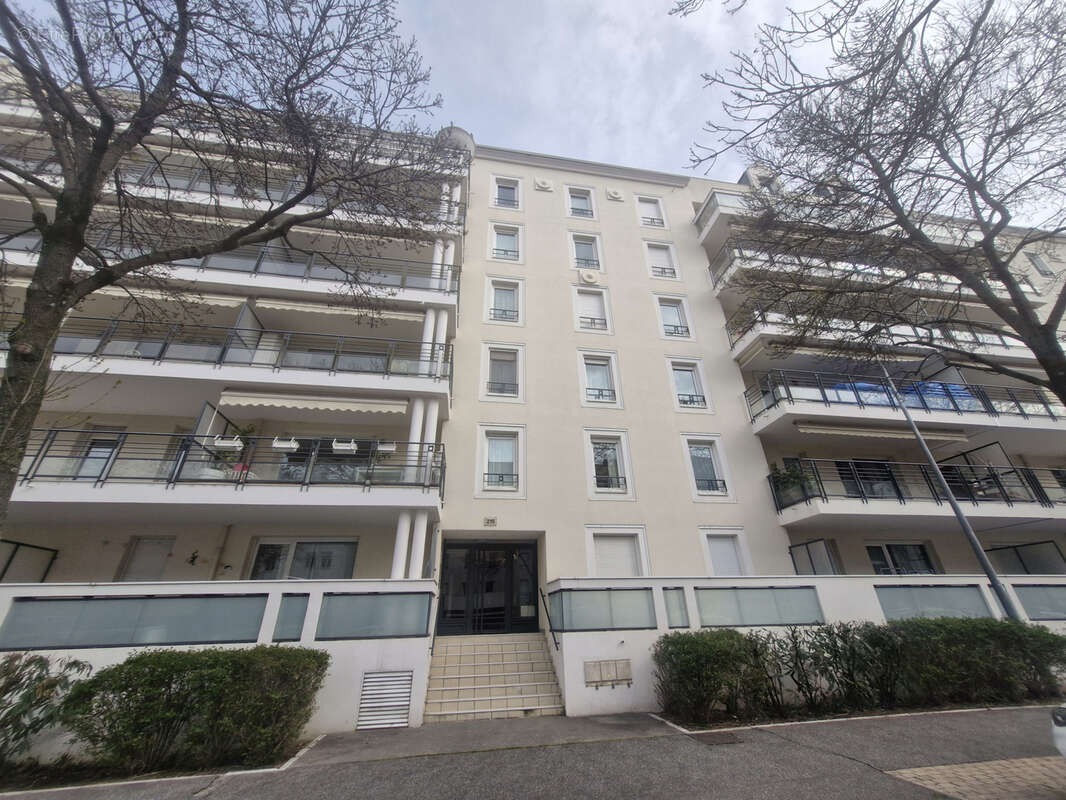 Bron centre  appartement type 2 avec terrasse - photo 10