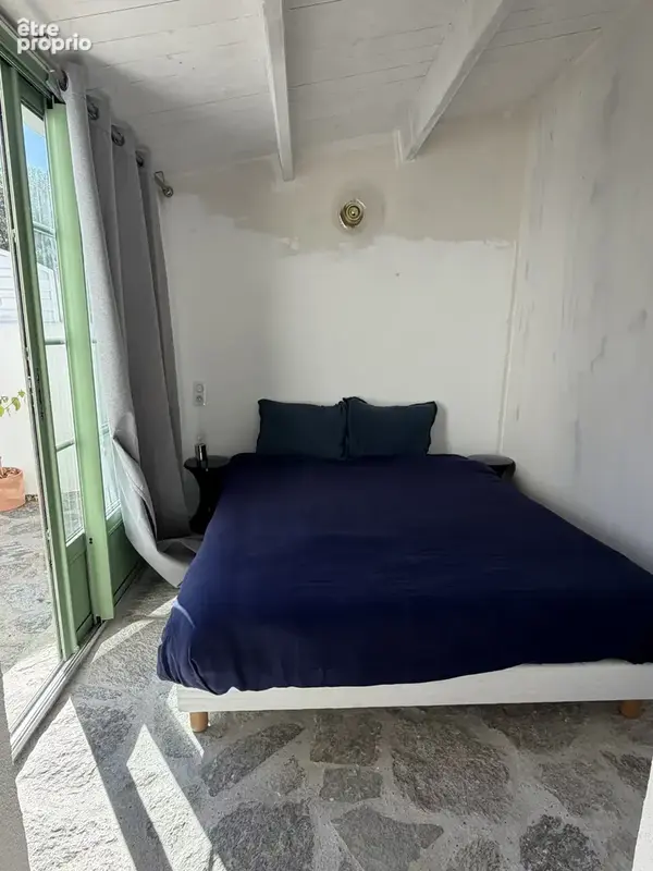 Jolie maisonnette avec cour pavée à 2 pas des commerces de St Sauveur. - photo 8