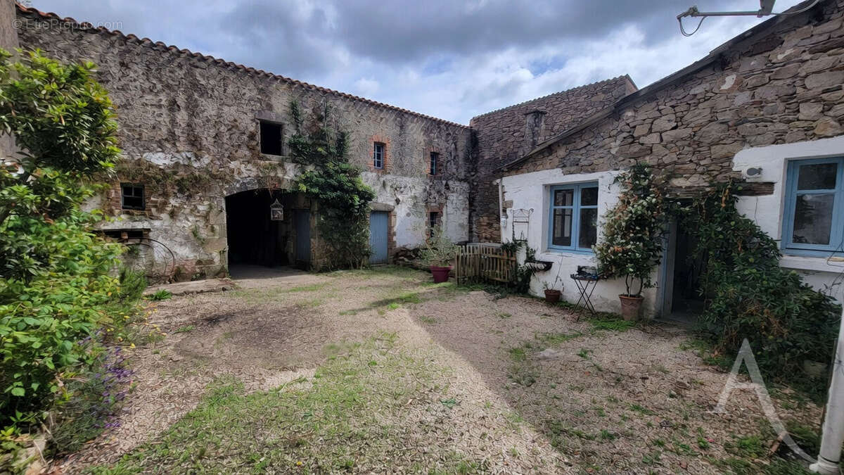 Maison de caractère à rénover au coeur du bourg historique de Saint-Étienne-du-Bois - photo 16