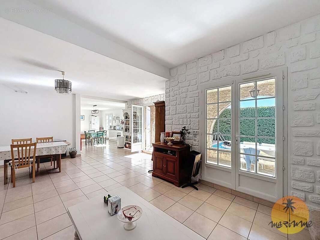 Saint-Laurent-Du-Var, Villa 8 pièces avec piscine - photo 12