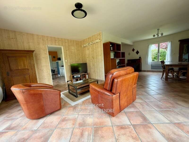 Maison familiale de 146 m² à Tiercé – 5 chambres, jardin sans vis-à-vis, Centre ville et gare à pied - photo 7