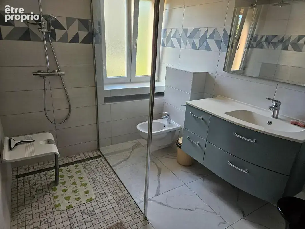 Maison mitoyenne 250 m² , jardin , 2 garages + carport, , 7 chambres, centre-ville Corcieux - photo 3