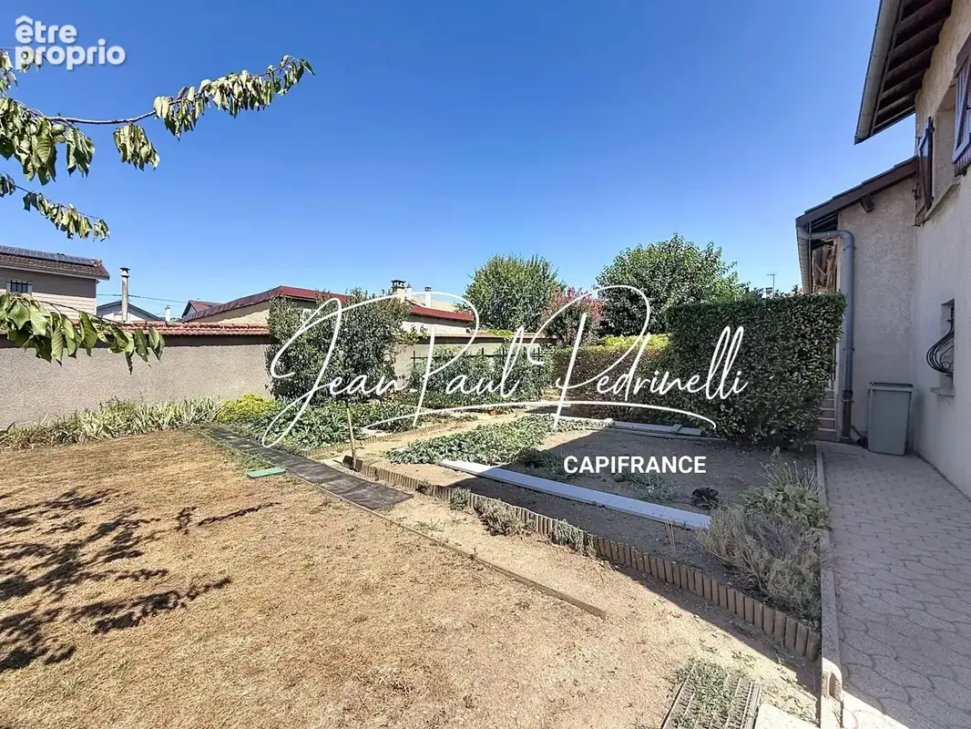 CALUIRE-ET-CUIRE Cœur Vassieux - Maison 4 pièces et spacieux double garage et espace rangement - Terrain plat 770 M²  piscinable - photo 6
