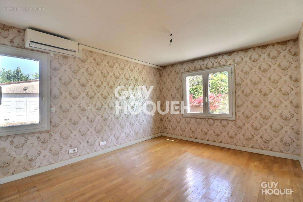 Maison à SAINT-GERMAIN-DE-MARENCENNES