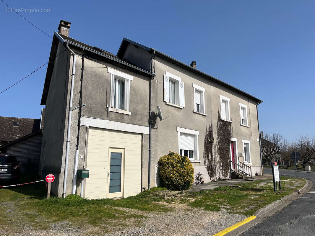 Belle bâtisse composée 3 logements proche château et commerces - photo 3
