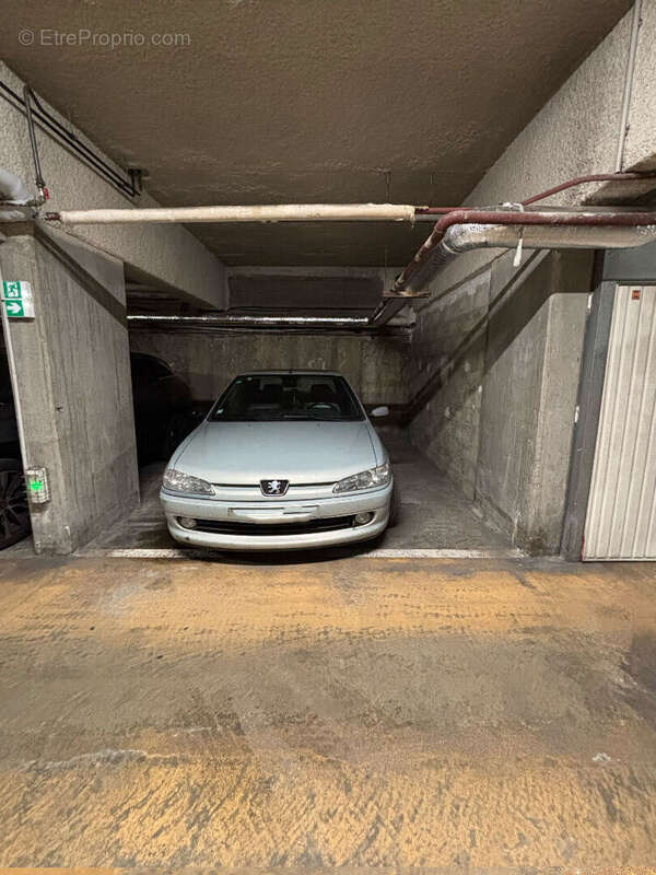 Parking à PARIS-10E