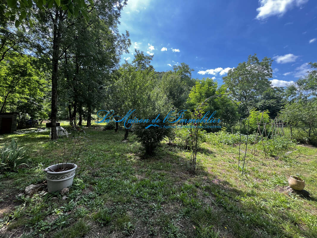 A proximité de Gagnières au calme maison de village en pierre de type F3 avec 653m2 de terrain. - photo 2