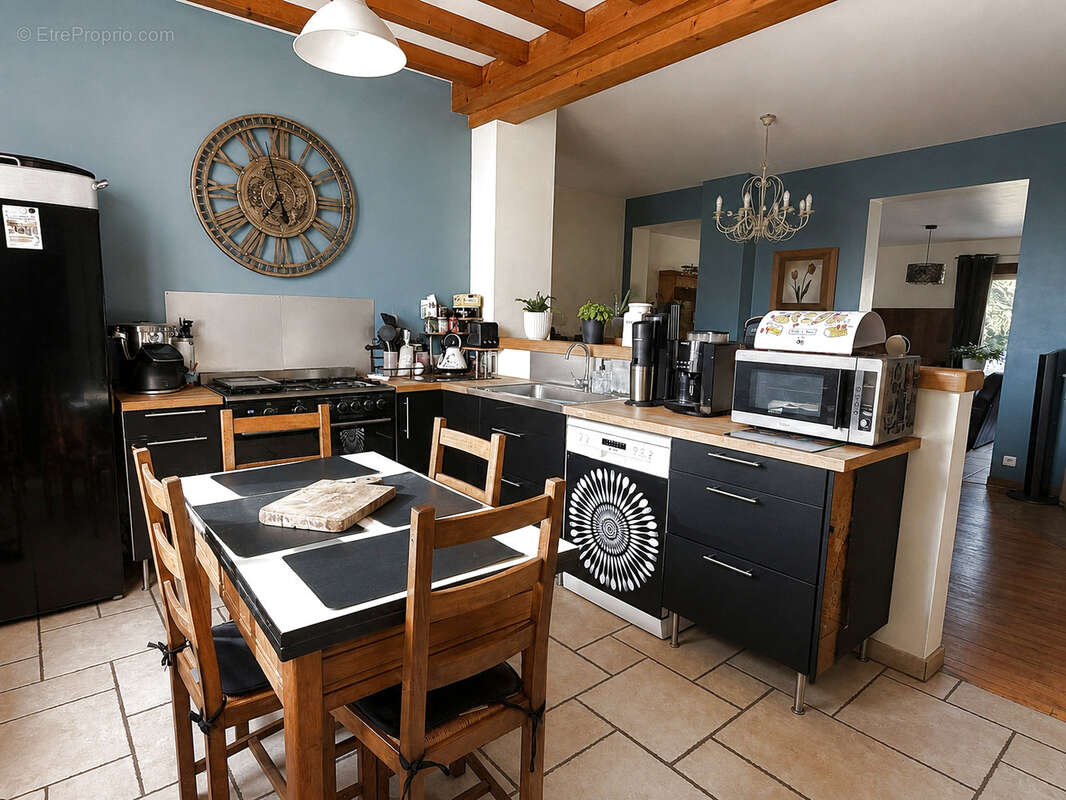 Maison familiale rénovée avec jardin - Le Chambon-Feugerolles - photo 8