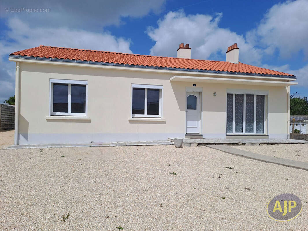 Maison à SAINT-CHRISTOPHE-DU-LIGNERON
