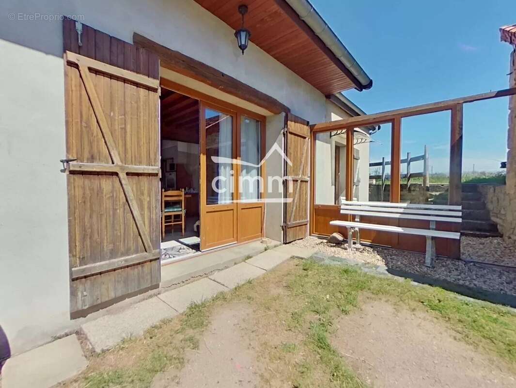 Maison ancienne de caractère avec dépendance (65m²)– Vic-sous-Thil-145000€ - photo 6