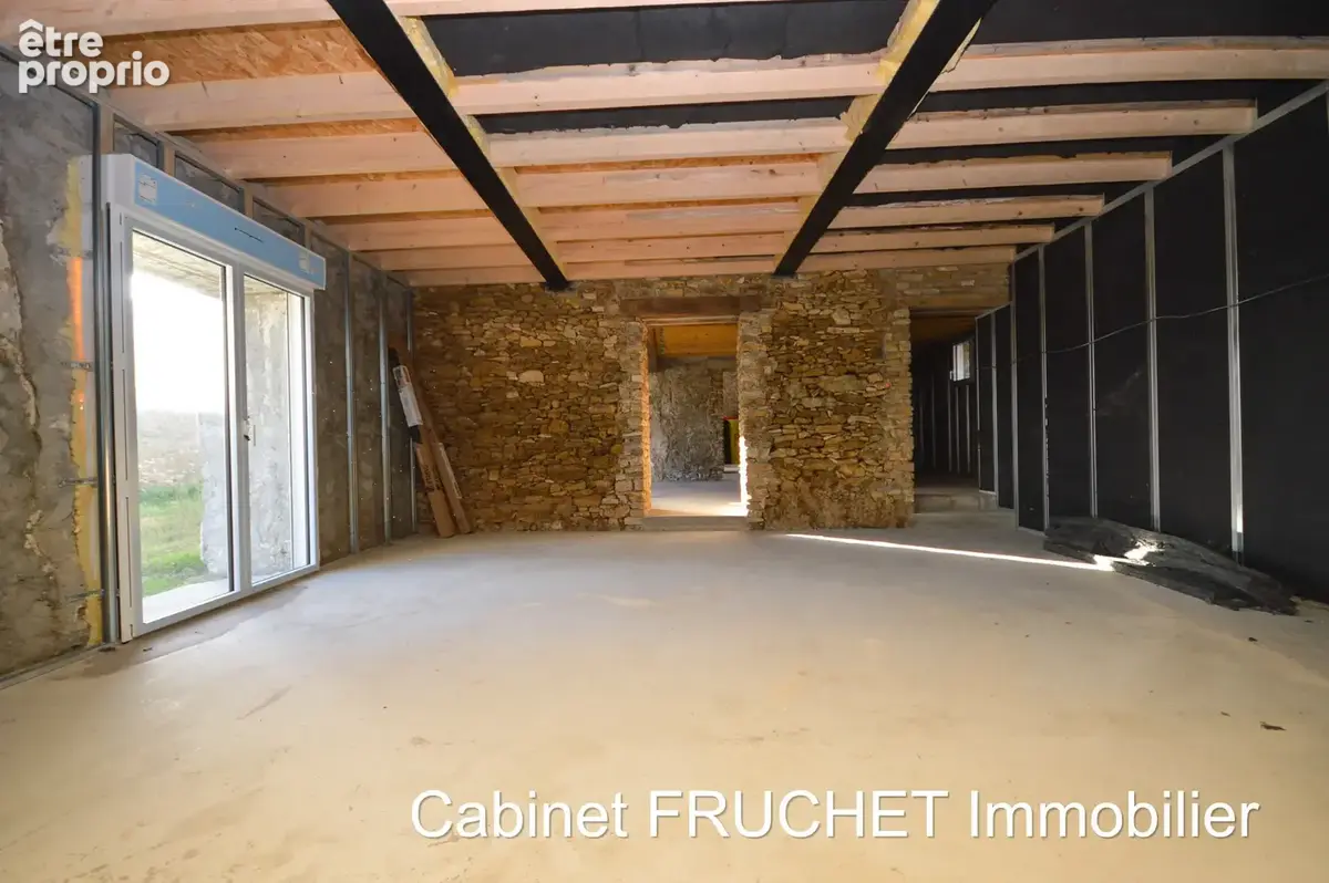 Proche CHANTONNAY - Grande maison en pierre en cours de rénovation. - photo 6