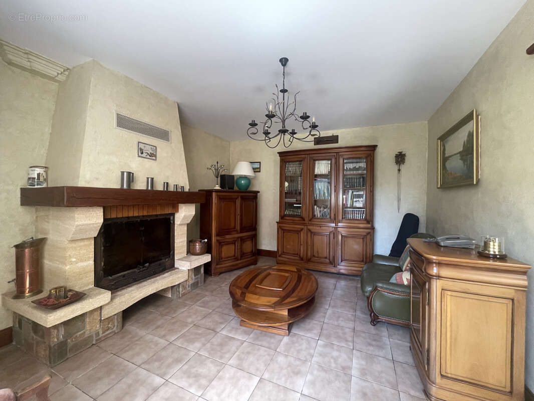Propriete de caractere avec superbe dependances en pierre- le tout clos de murs - photo 9