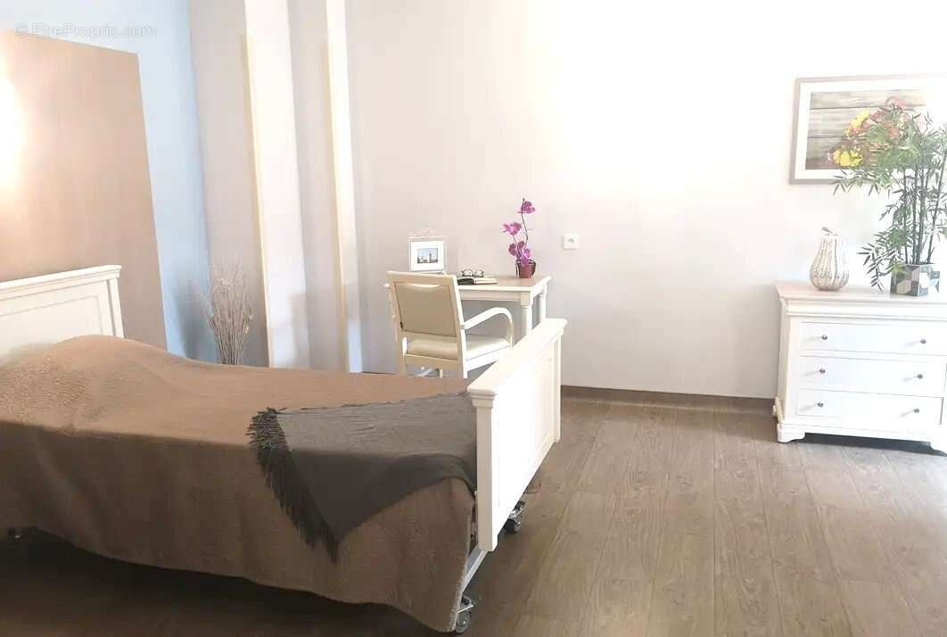 INVESTISSEMENT LOCATIF  Parignargues  Résidence EHPAD Château Notre-Dame - 7 % de rentabilité - photo 2